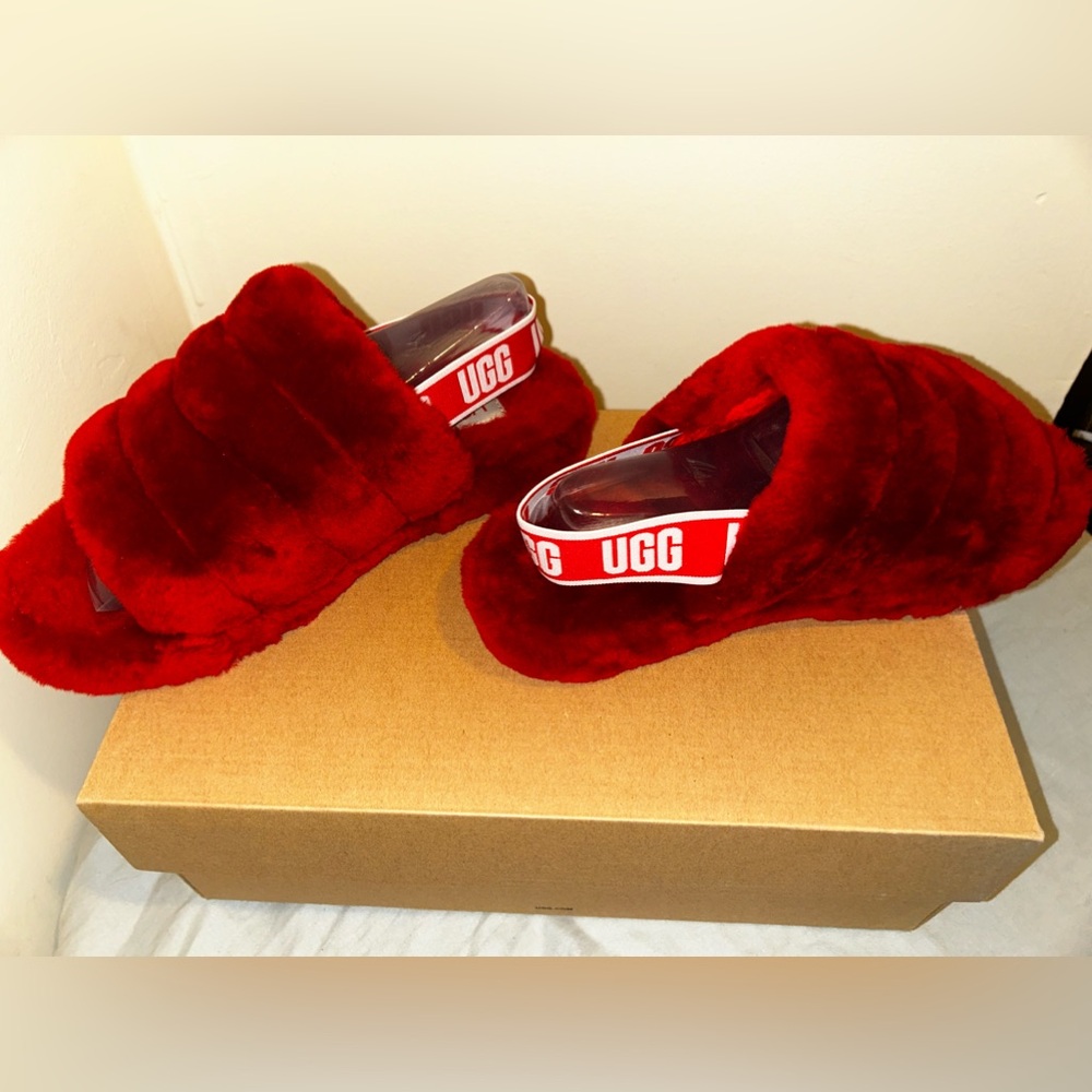 UGG Red fluff Yeah slide Big Kids Size 4